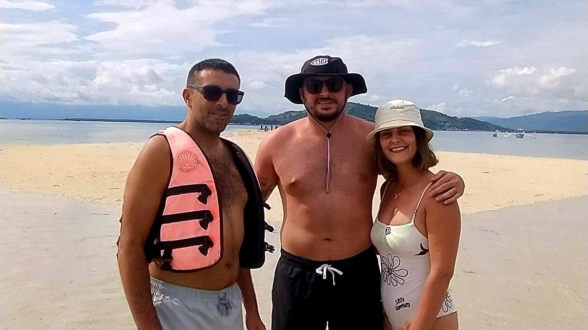 Trois voyageurs sur le banc de sable de Manjuyod