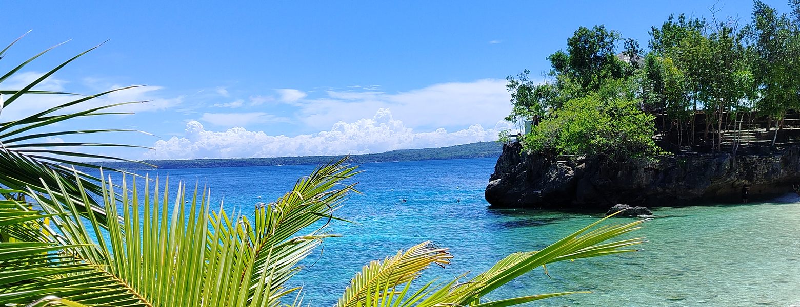 Une crique de la côte ouest de Siquijor, eau claire et sable blanc