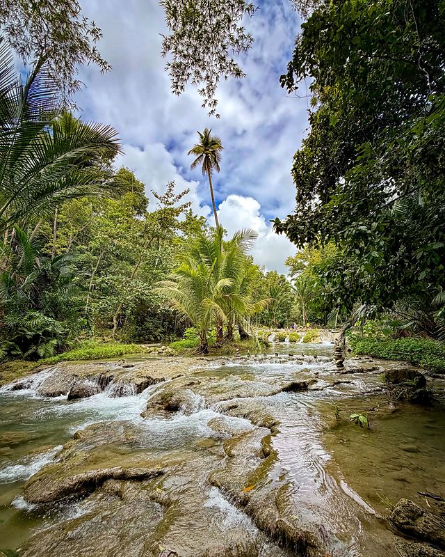 Les cascades supérieures de Cambugahay, sous les cocotiers