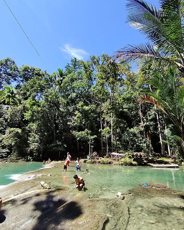 Le grand bassin de Cambugahay et ses baigneurs