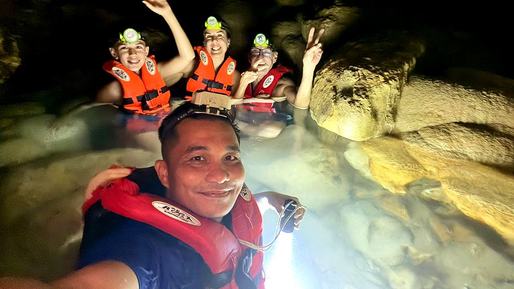 Groupe dans Cantabon Cave avec lampes frontales