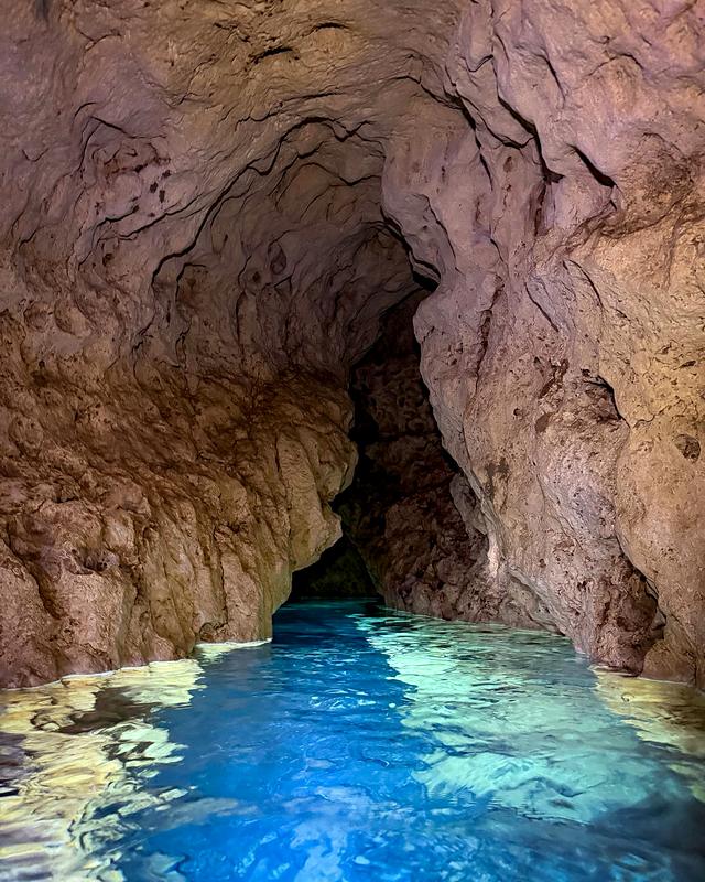 Eau bleue dans Cantabon Cave